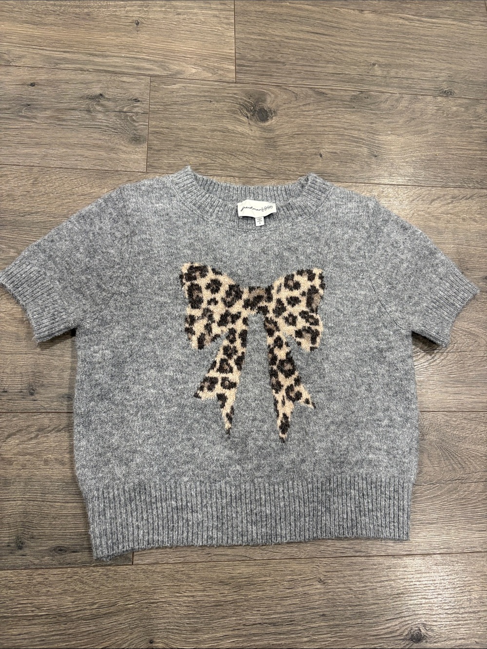 Gray short sleeve with Leopard Bow Motif